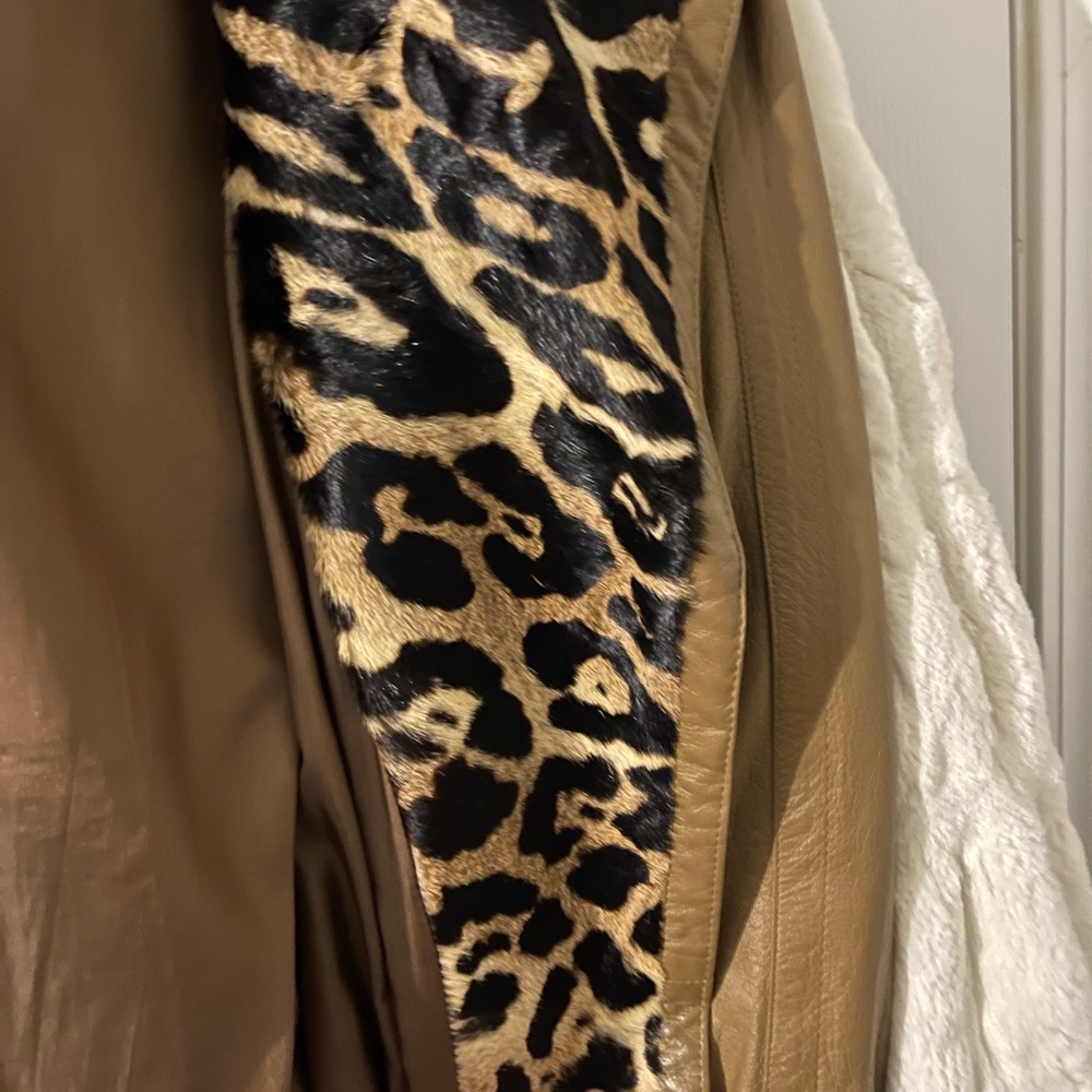 Vintage Lillie Rubin leather coat with real jaguar trim on the collar, cuffs - Picture 4 of 10